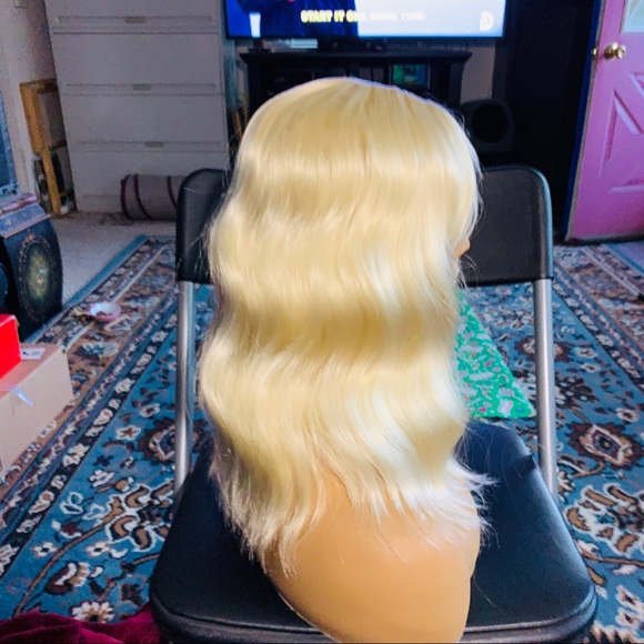 Beachy light blond wig - Picture 3 of 10